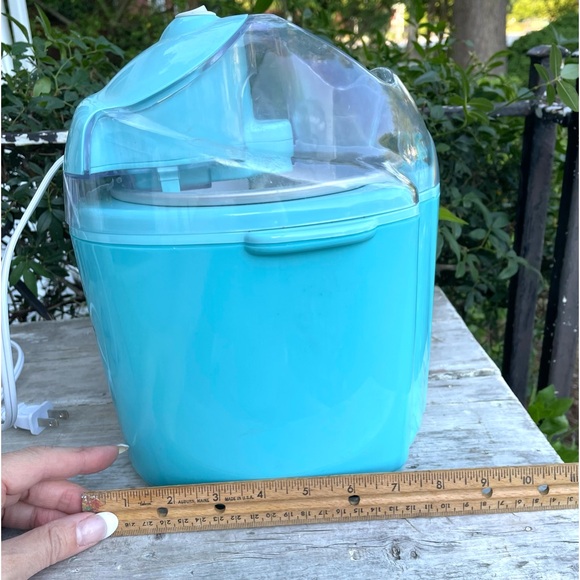 Hamilton Beach Blue 1.5-Quart Ice Cream Maker Model #68322 - Picture 4 of 10